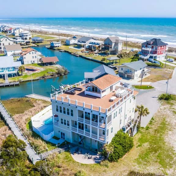 Bay Manor - Image 1